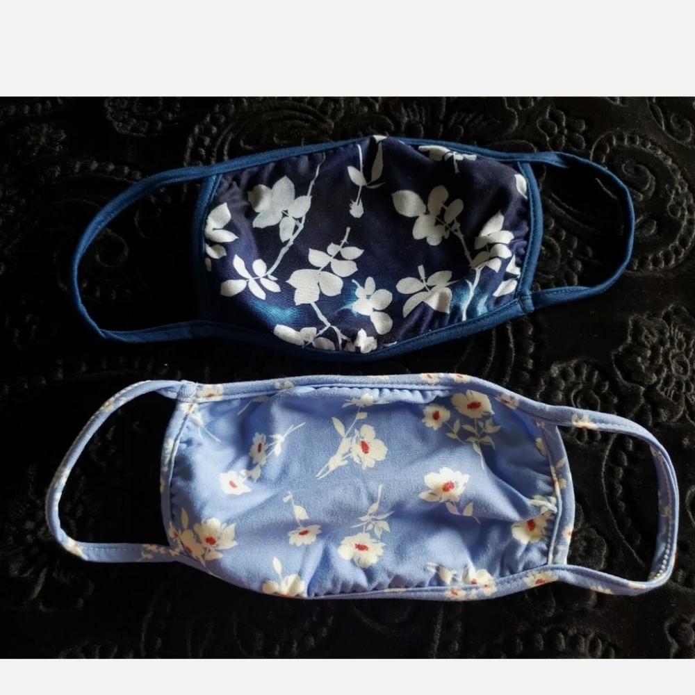 Lot of 2 masks